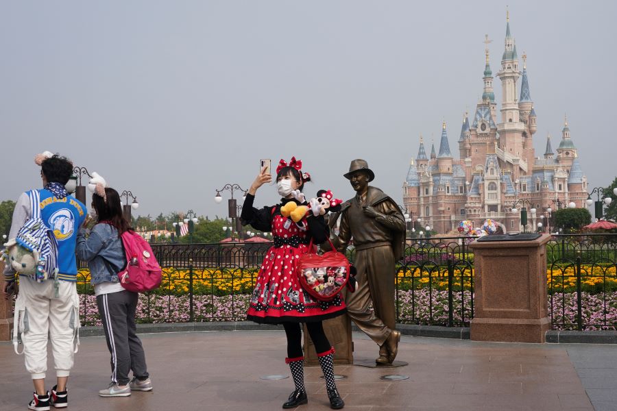  Shanghai Disneyland reopens with limited capacity