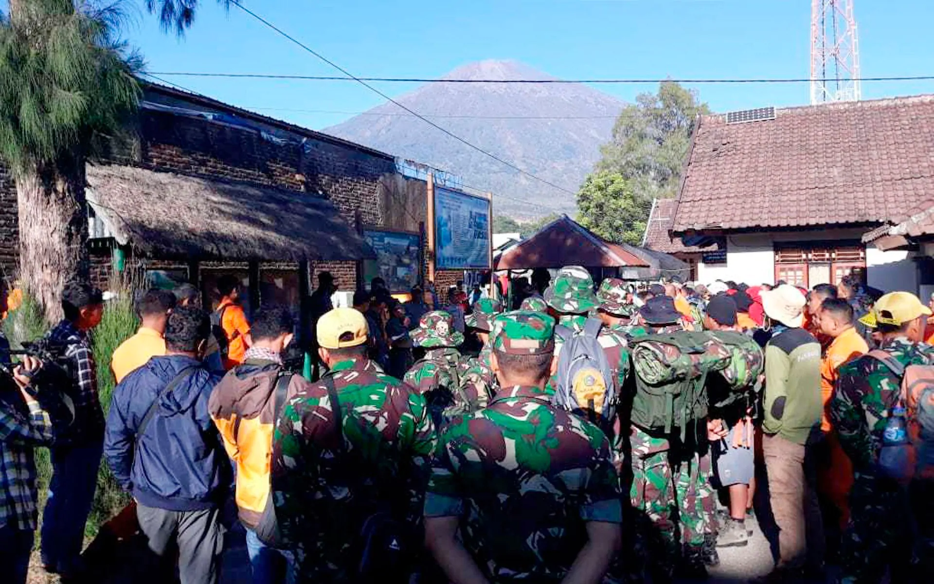 Hundreds of hikers stranded on tourist island mountain after Indonesia quake