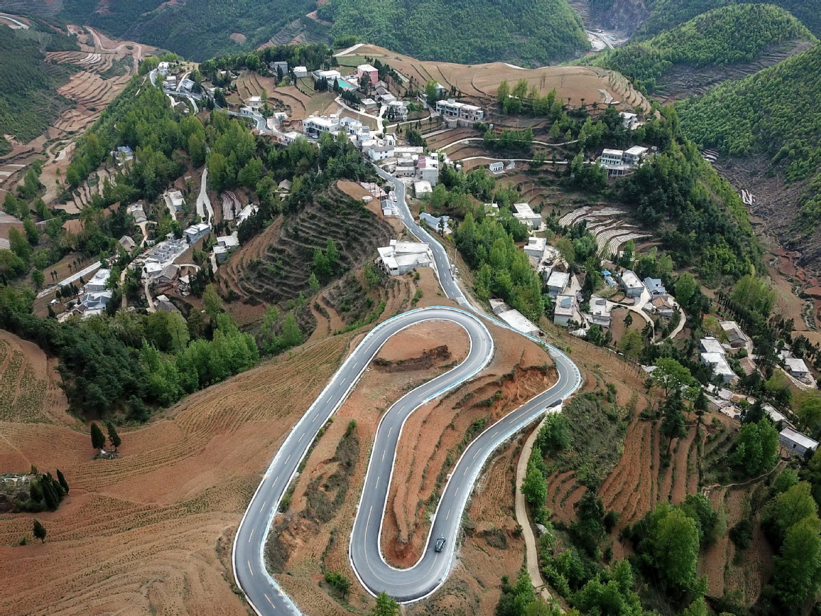  Guizhou road projects a boon for villagers