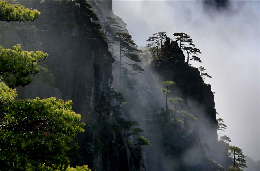 Cloud envelopes Huangshan Mountain after snow