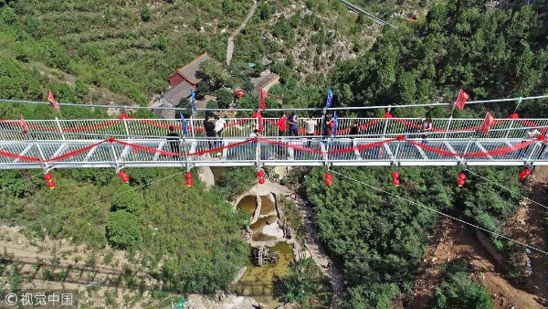 Glass bridge stokes excitement among tourists