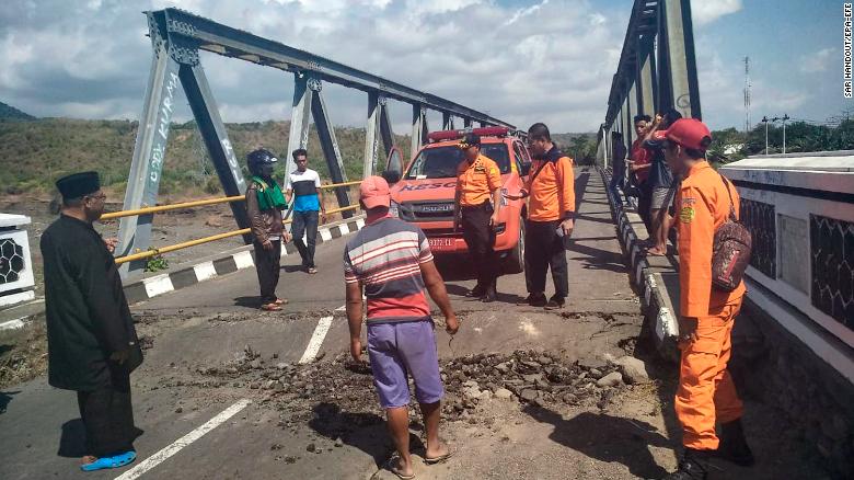 Final hikers rescued from Indonesian volcano, after devastating earthquake