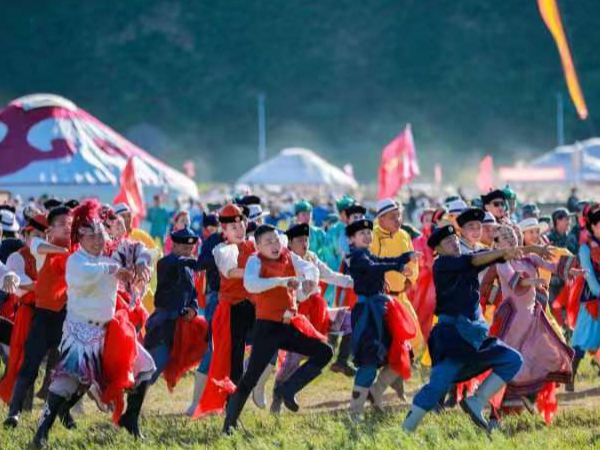 Inner Mongolia Ulan Muqir Art Festival shines on grassland