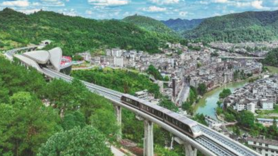 Maglev line opens to tourists in Fenghuang