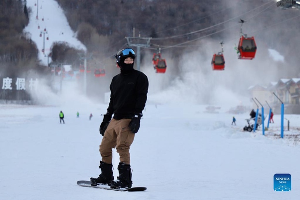 Tourists enjoy skiing in Yabuli, NE China