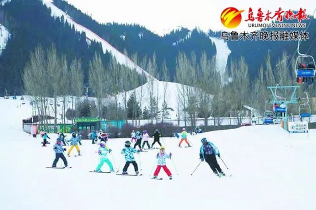 春节遇上冬奥 乌鲁木齐青少年搅热冰天雪地