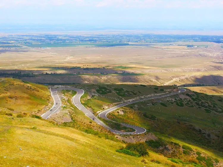 新疆这条险峻公路一年只开通4个月，比独库公路秀美，正是出游时！