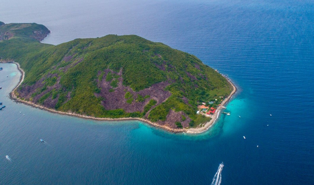 Bathers banned from famous diving spot to protect the coral in vietnam