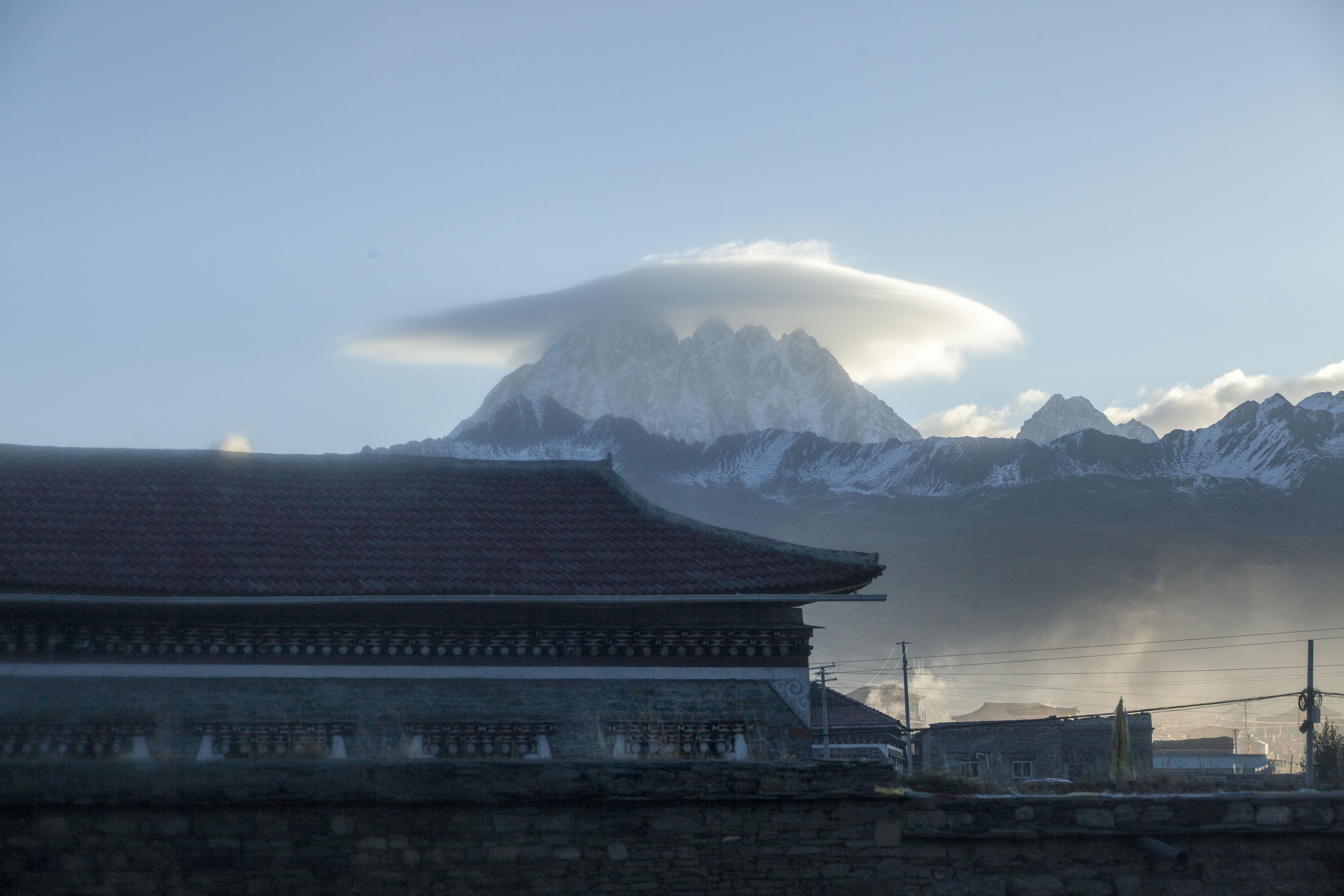 Lenticular clouds add mystery to Yala Mountains in Sichuan