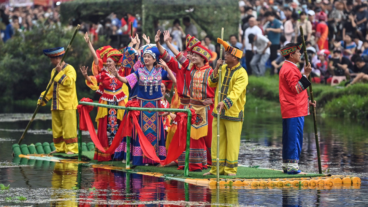 Guangxi celebrating grand ethnic festival with influx of tourists