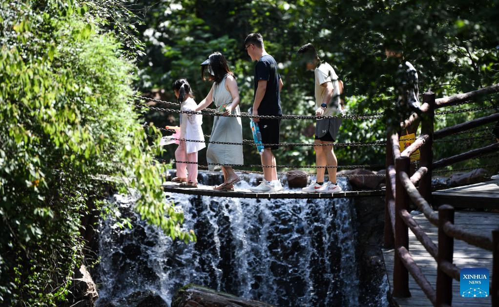 Tourism boosts economy amid high temperatures