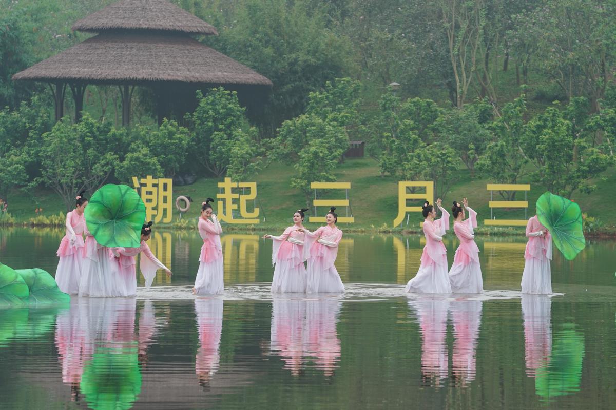 Economic Watch: Water-splashing festivals boost tourism in China, Southeast Asia
