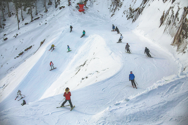 Ice-and-snow tourism makes Xinjiang a hot destination