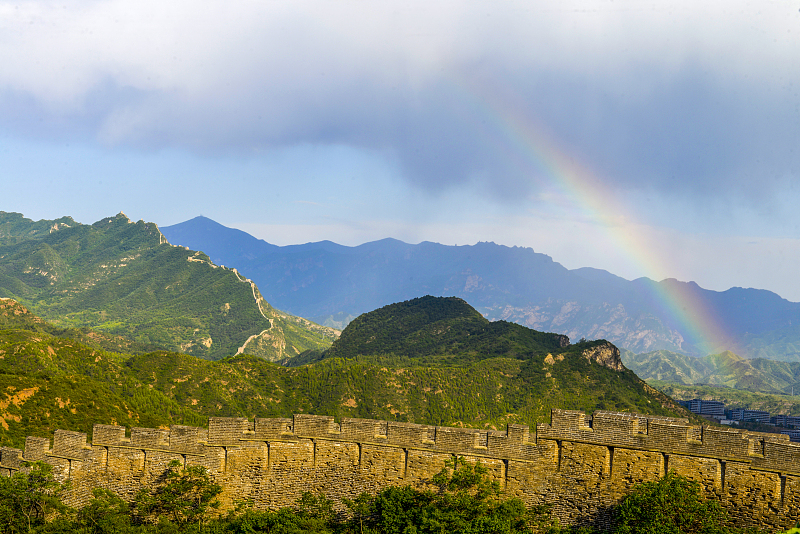 Rainbow adds colorful touch to Great Wall