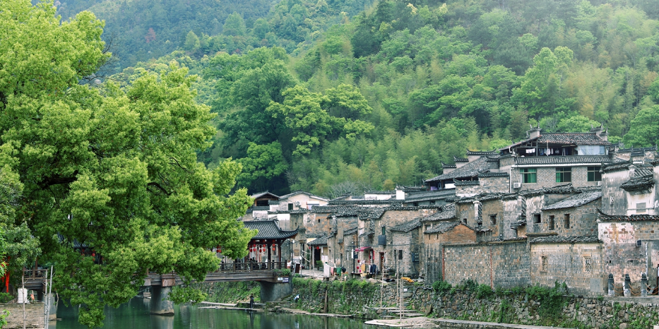 Yaoli ancient town merges with mountain scenery