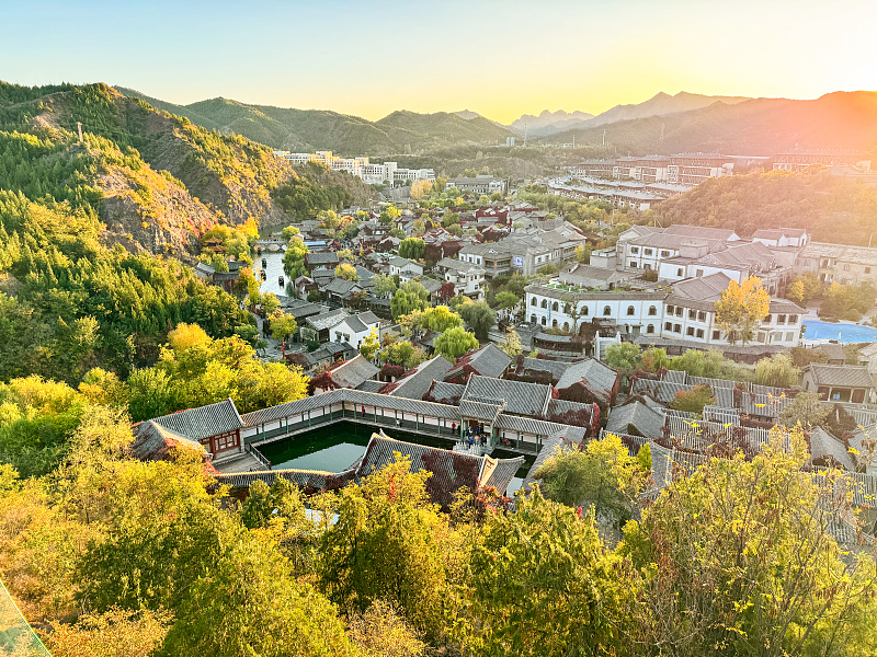 Gubei Water Town ablaze with autumnal hues