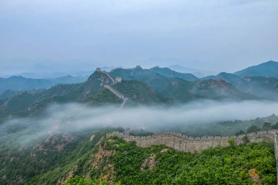 Village at foot of the Great Wall thrives with photography