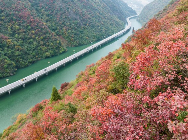 Scenery of road over water in Yichang