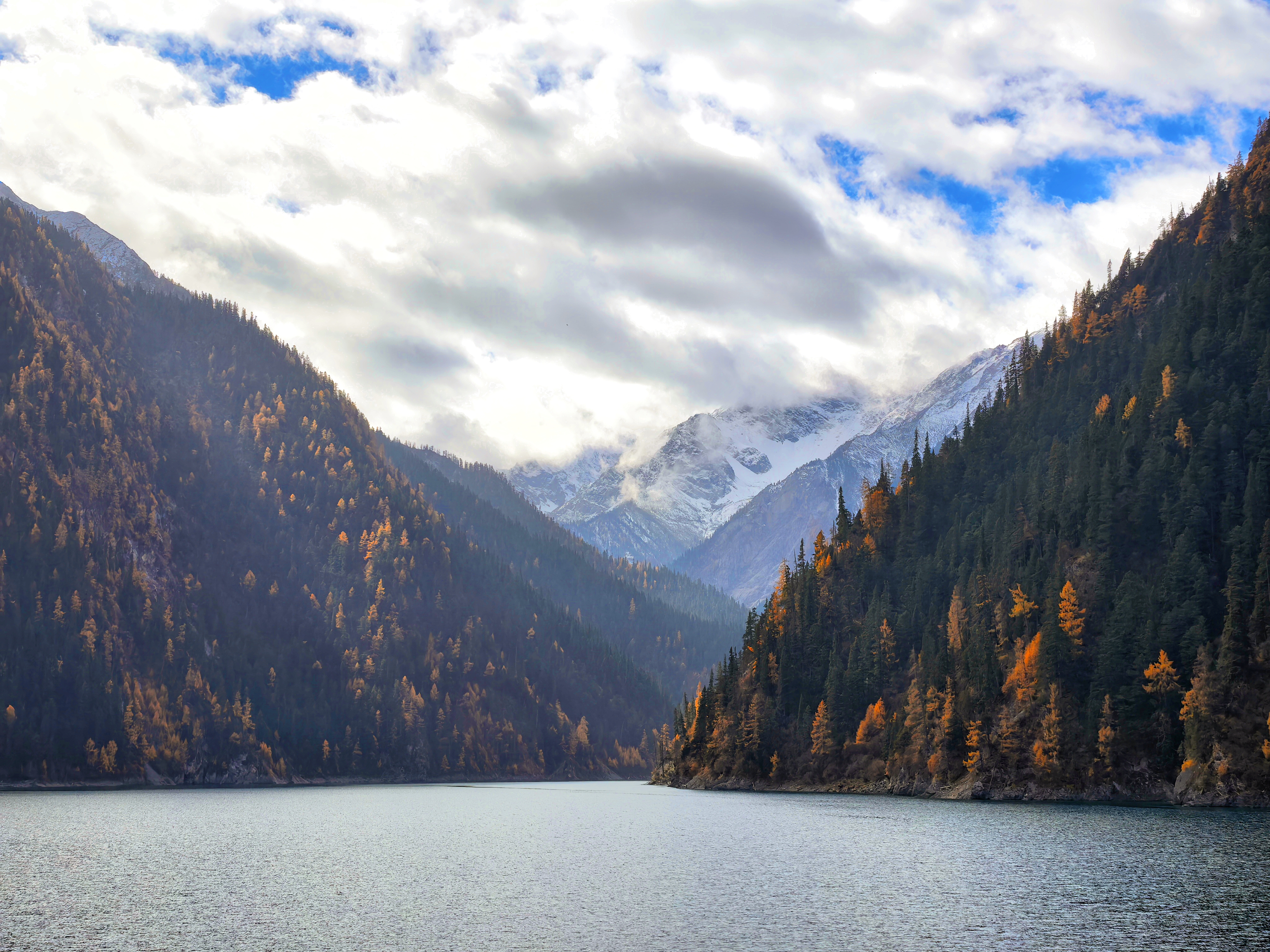 九寨遗梦：与友同行的一日幻境