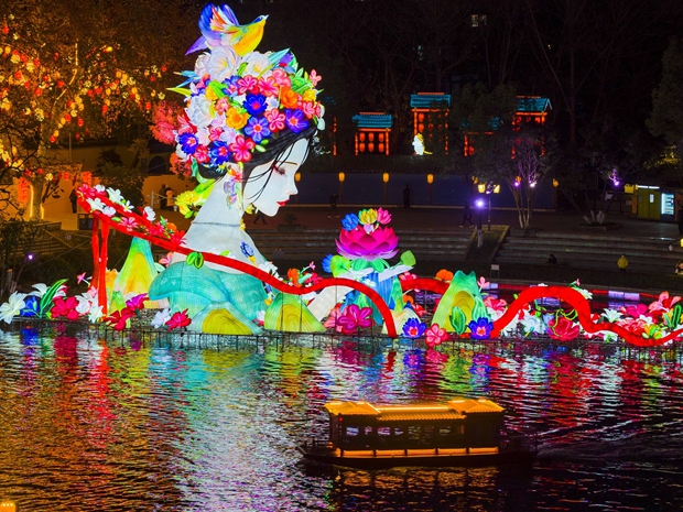 Nanjing ignites New Year spirit with spectacular lantern show