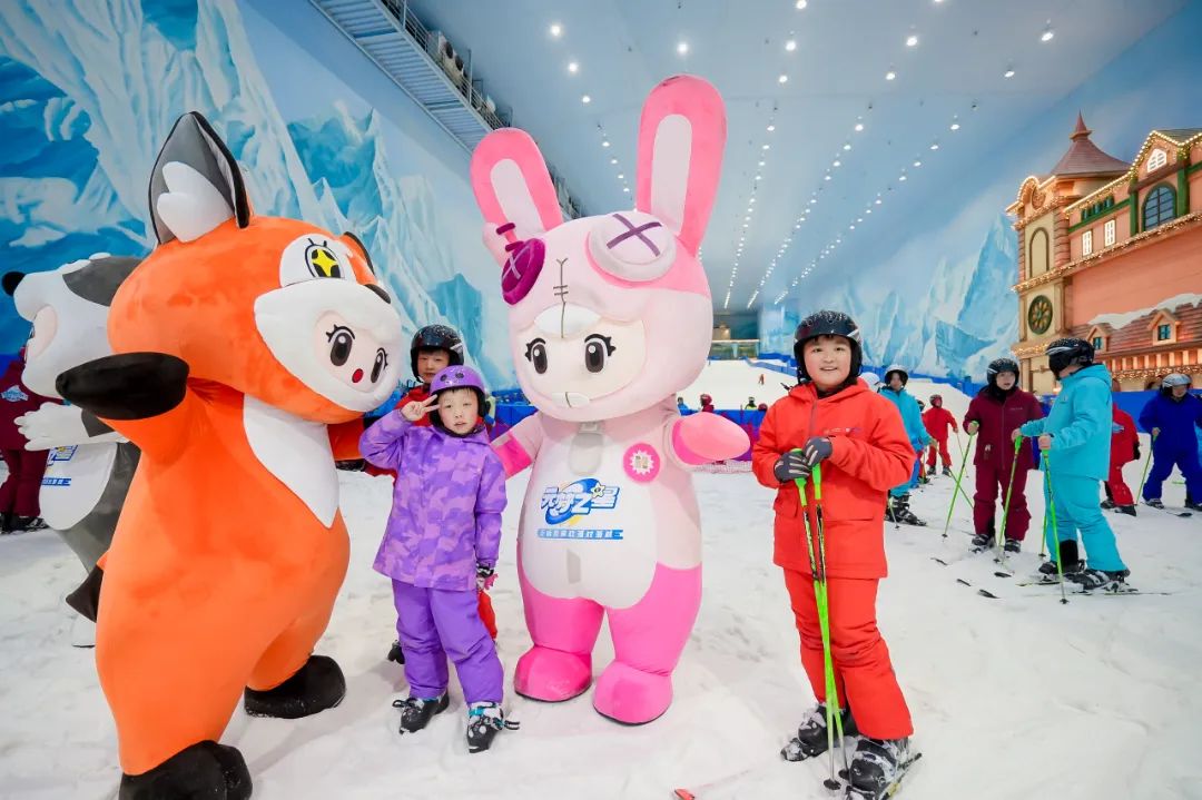 一秒穿夏入冬，室内冰雪游成暑期消费亮点