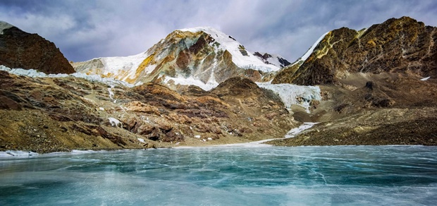 View of icy lake at foot of Mount Qungmknag in Lhasa