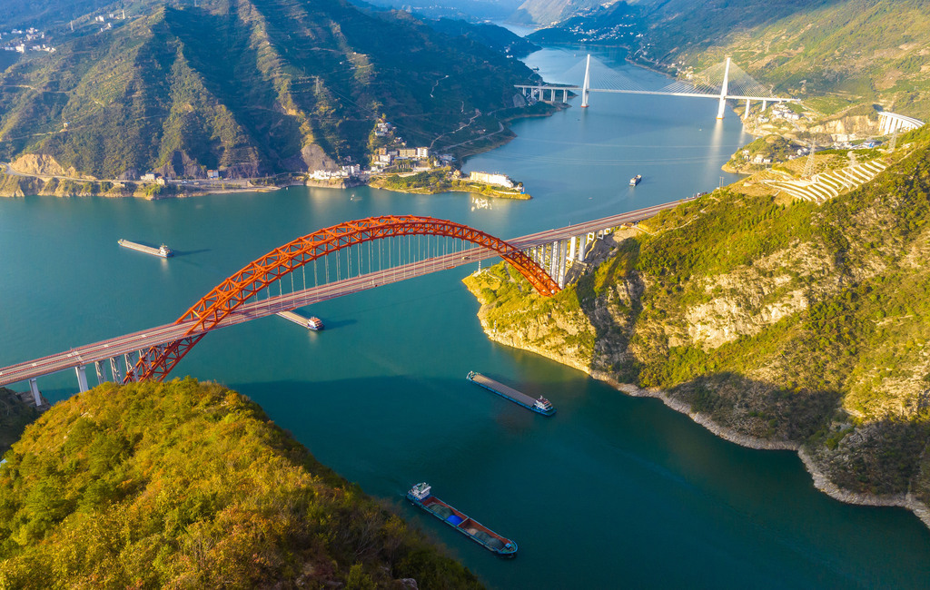 【玩转山地】湖北宜昌：三峡江水如碧 岸边彩叶点缀