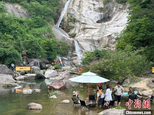 坐瀑布旁品咖啡 大别山清凉文旅火热