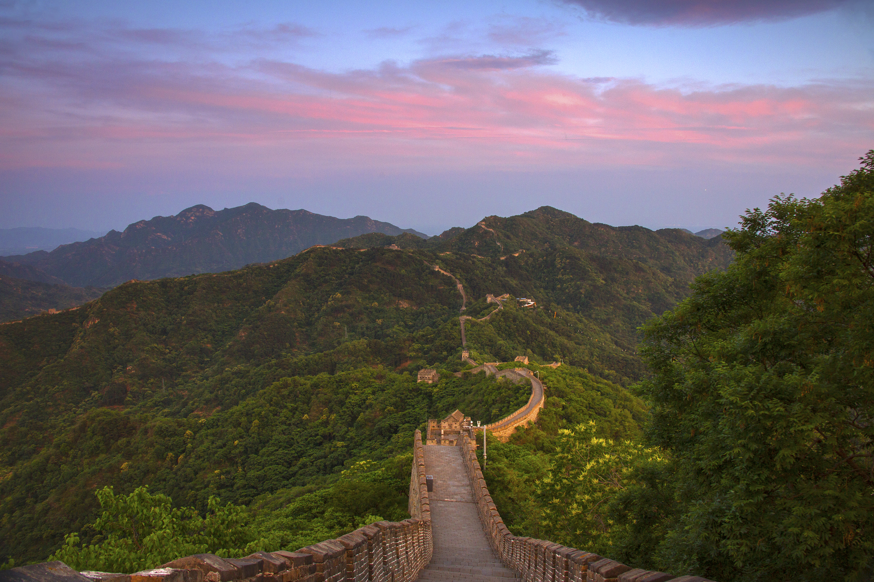 Breathtaking sunset serves as backdrop to the Great Wall