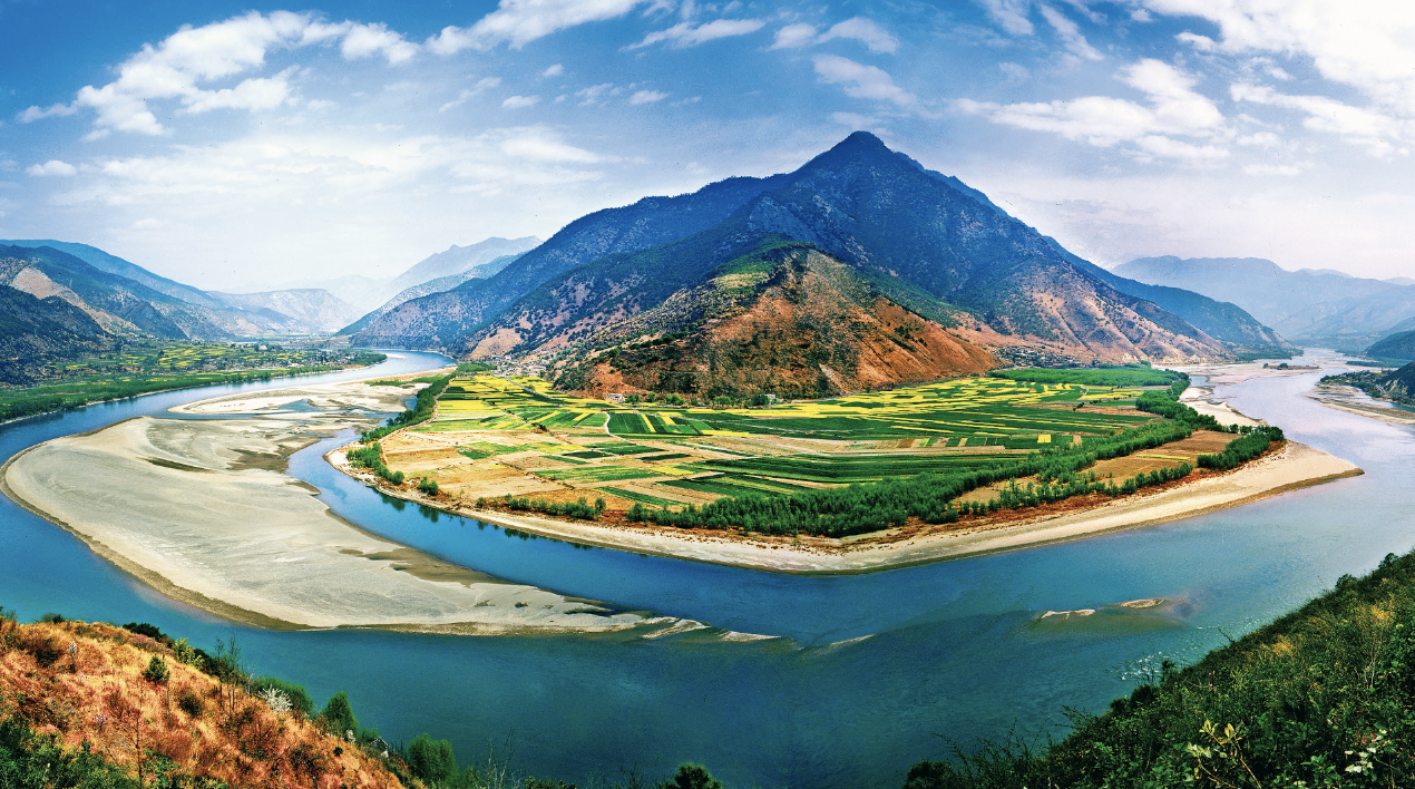 Spectacular scenery of Yangtze River