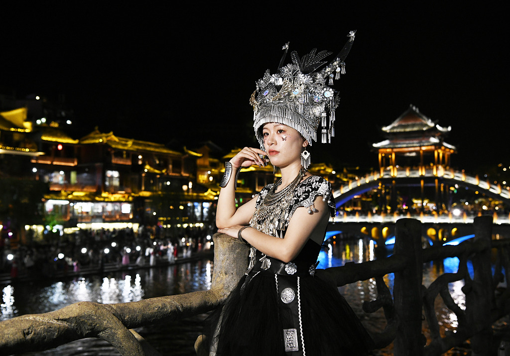 Finding a perfect picture in Fenghuang Ancient City