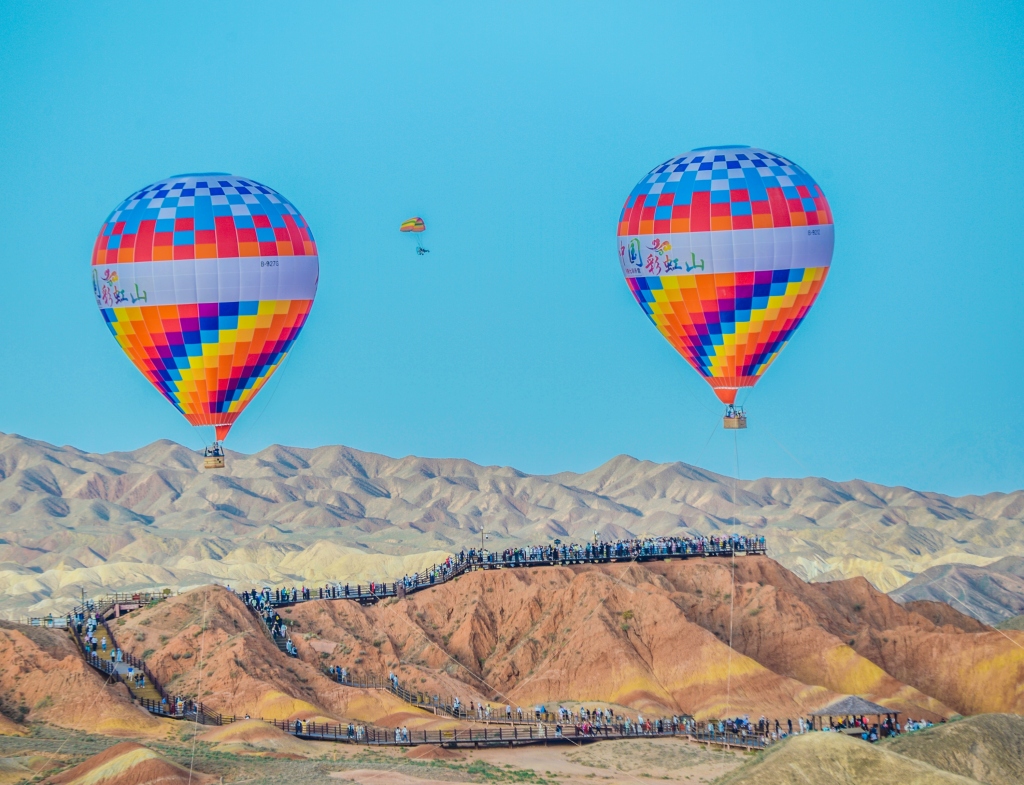 Multicolored Danxia landscape charms tourists in Zhangye