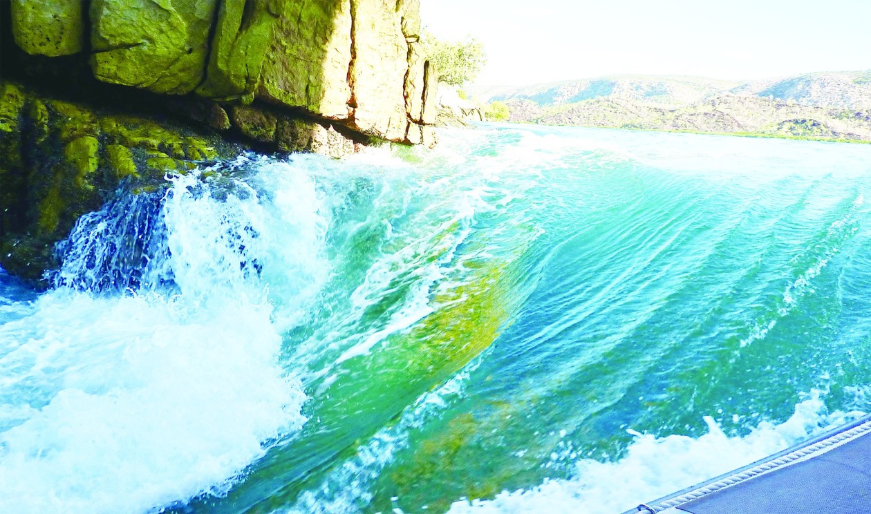 【玩转山地】穿越澳大利亚水平瀑布，体验“浪尖时刻”