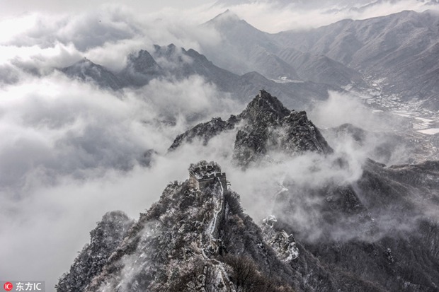 Cloud-encircled Jiankou Great Wall turns into ink wash painting