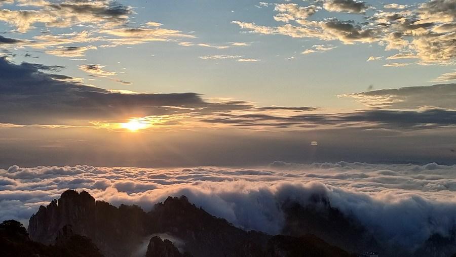 World heritage site Huangshan Mountain attracts more tourists in July