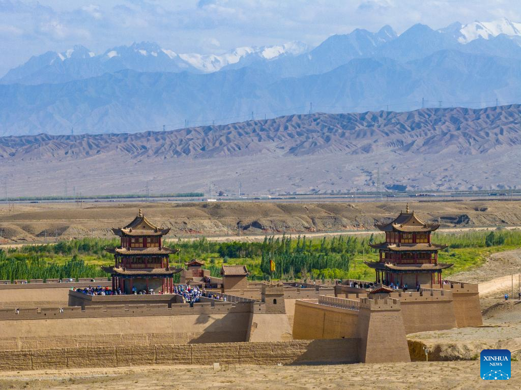Jiayu Pass in NW China attracts increasing number of visitors