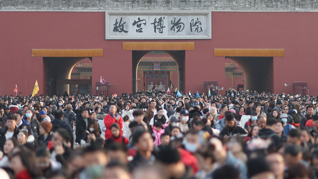 Record-breaking Spring Festival holiday sees surge in tourism