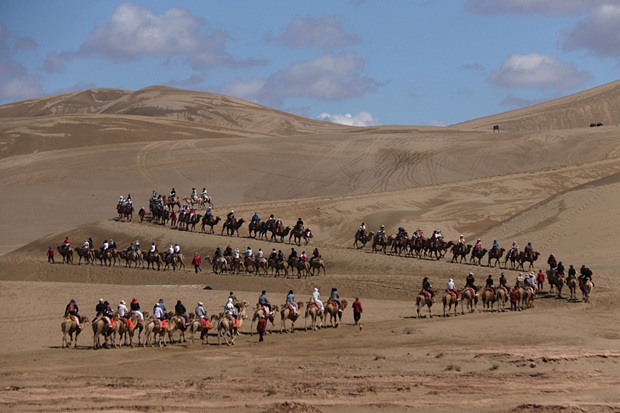 Visitors flock to Gansu for desert adventures