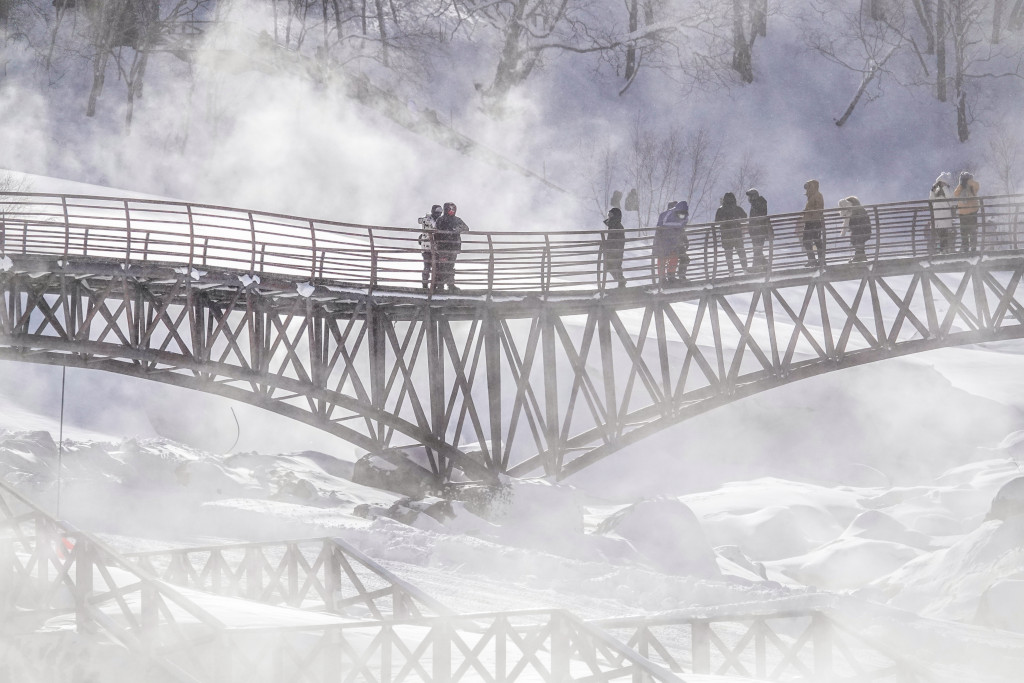 Ice and snow tourism proves a popular hit in northeastern China