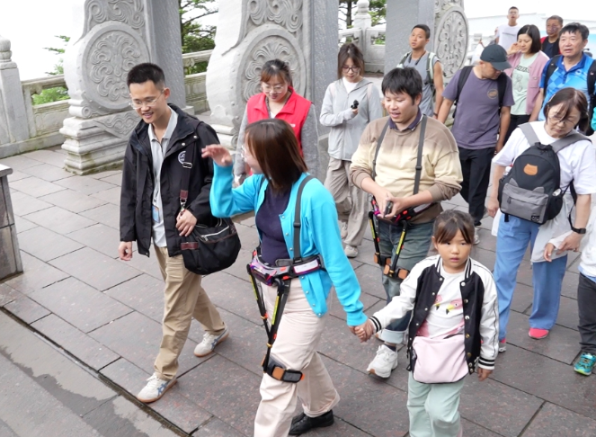 爬山机器人正式上线，游客们笑称小小峨眉山拿捏！