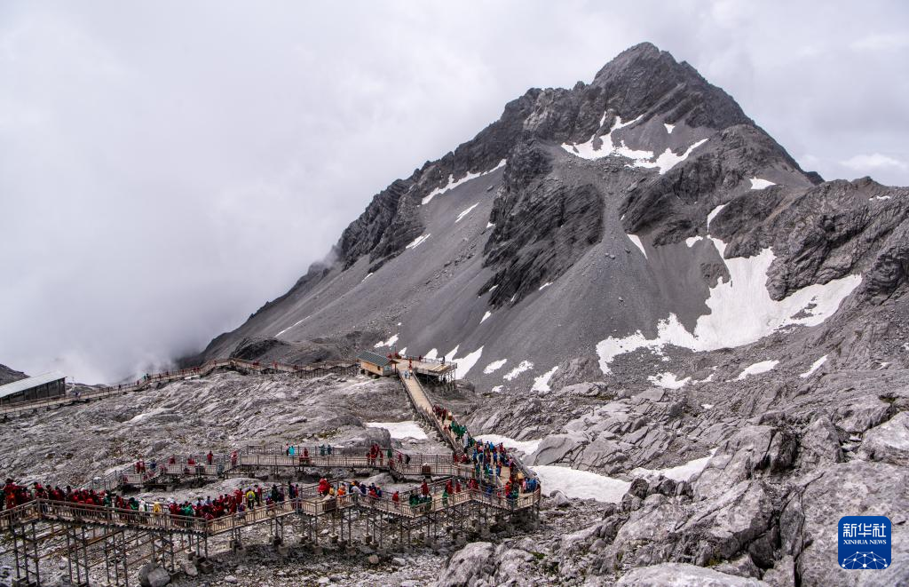 云南丽江：玉龙雪山迎来夏日旅游热